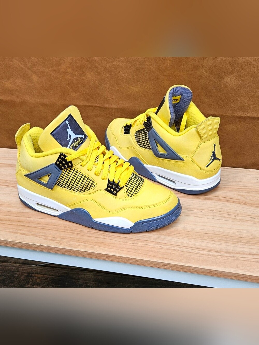 Men's Nike Air Jordan 4 Retro Lightning Size 11.5